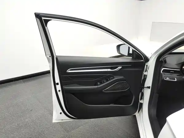 Geely Emgrand 2022