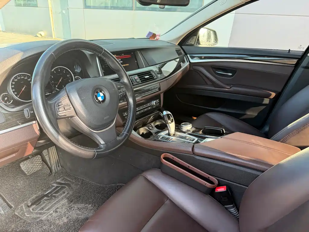 BMW 5 Series 2017 — фото 12