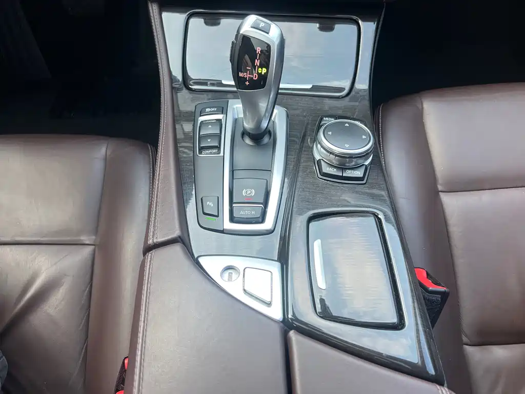 BMW 5 Series 2017 — фото 18