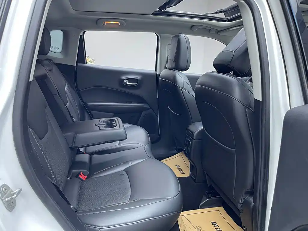 Jeep Compass 2018 — фото 15