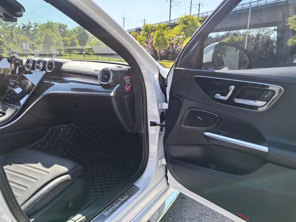 Mercedes-Benz C-Class 2025 — фото 15