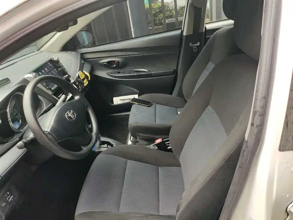 Toyota Yaris L 2017 — фото 8