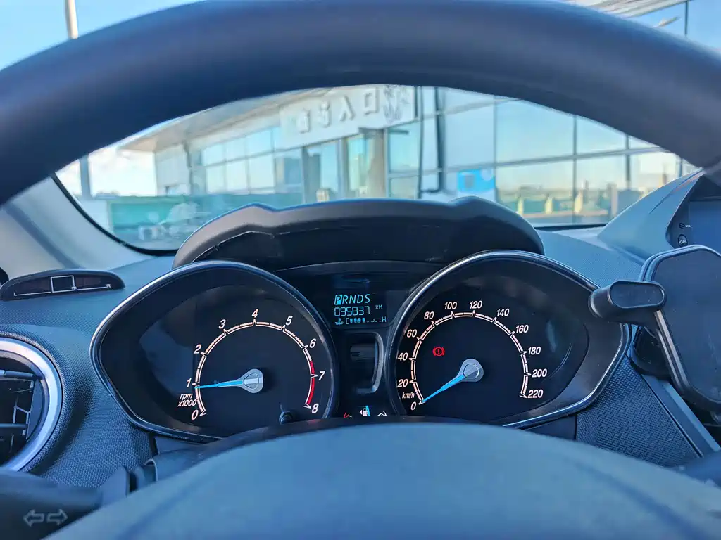 Ford Fiesta 2013 — фото 14