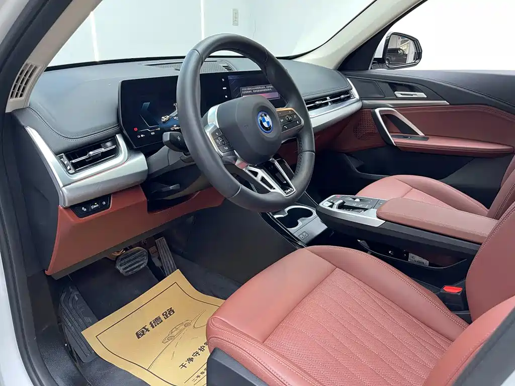BMW iX1 2025 — фото 12