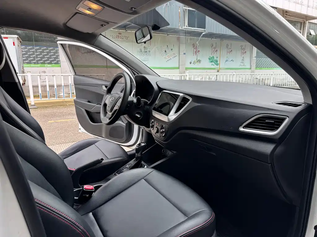 Hyundai Verna 2017 — фото 11