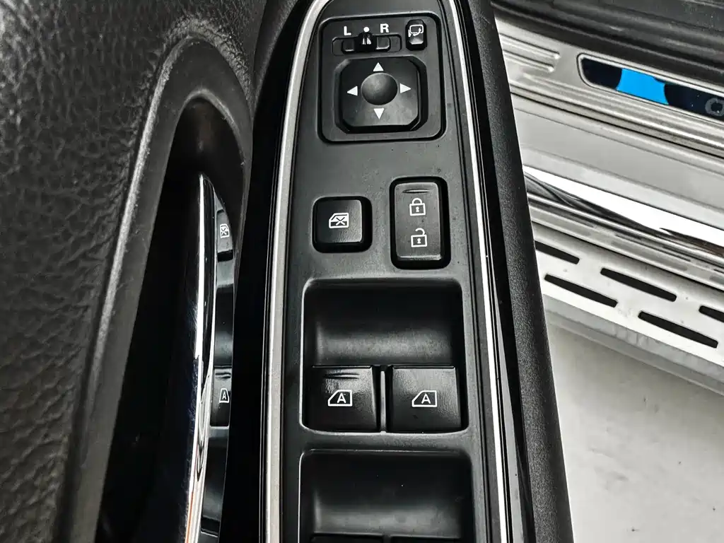 Mitsubishi Outlander 2023 — фото 17