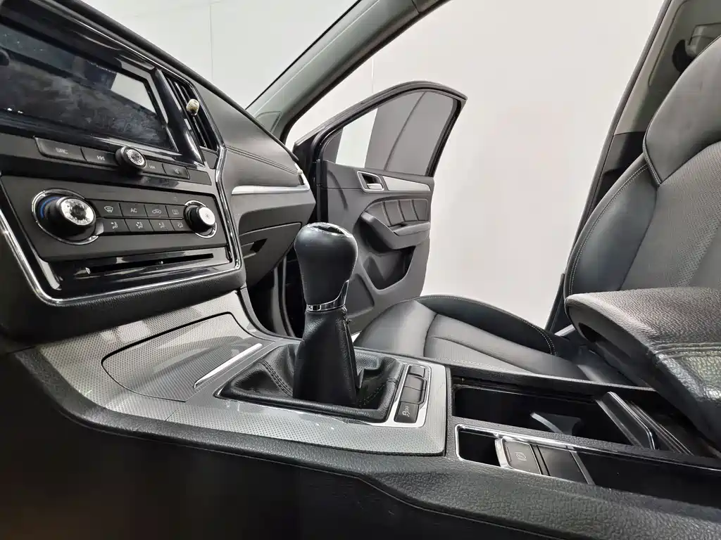 Roewe RX5 2016 — фото 12