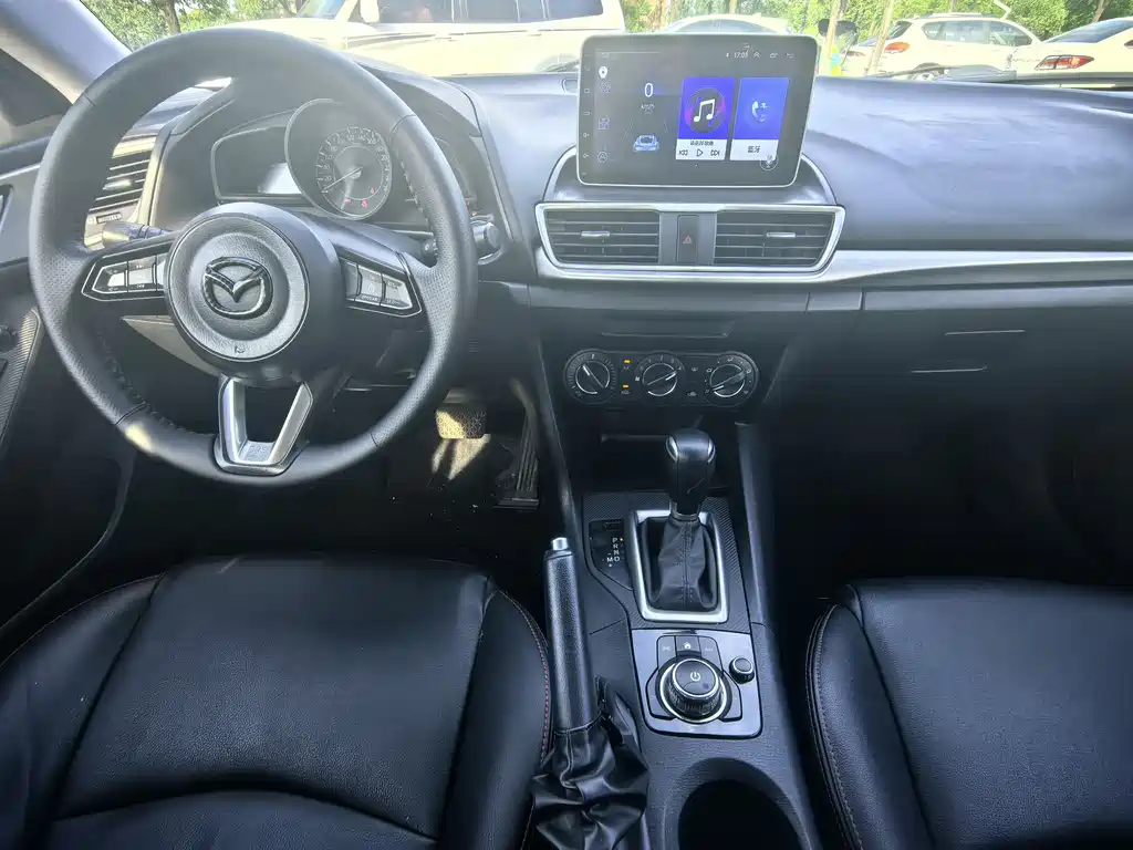 Mazda 3 Axela 2019 — фото 15