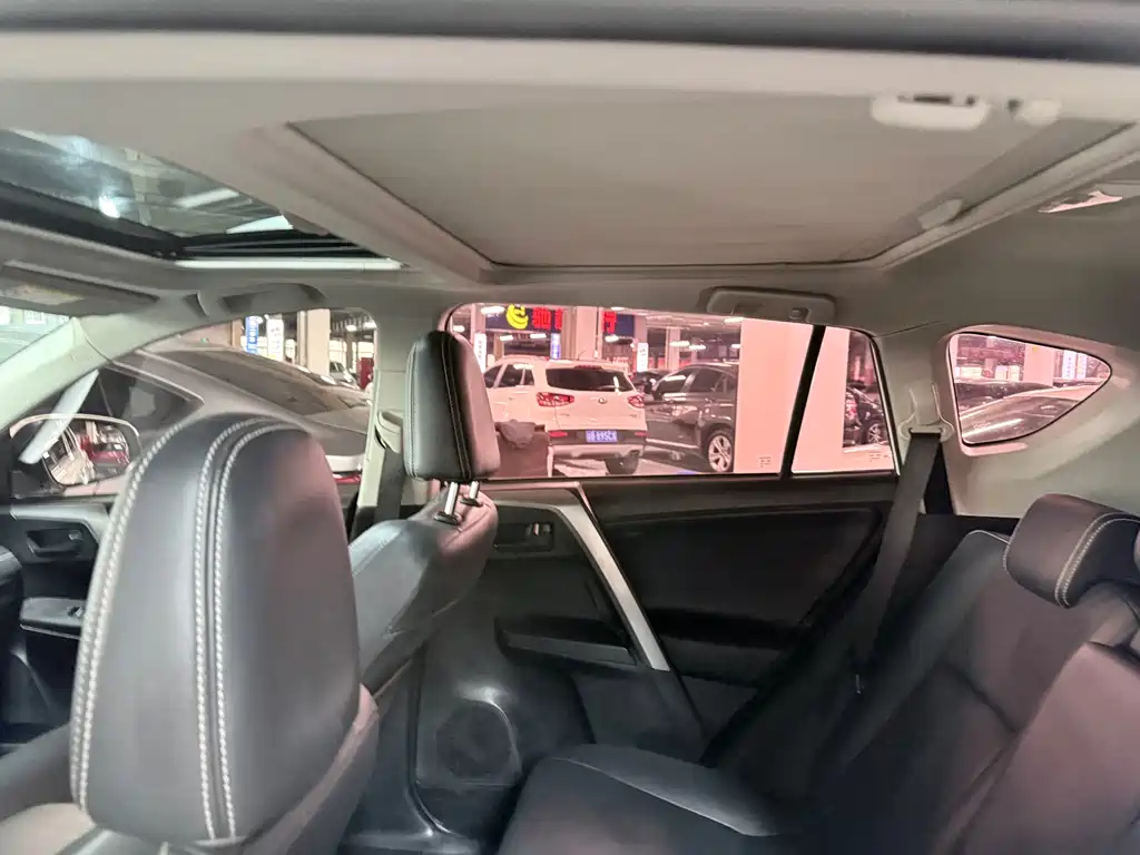 Toyota RAV4 2018 — фото 12
