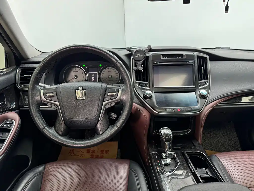 Toyota Crown 2018 — фото 17