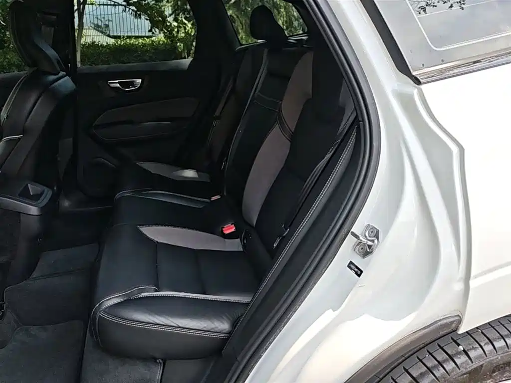 Volvo XC60 2021 — фото 17