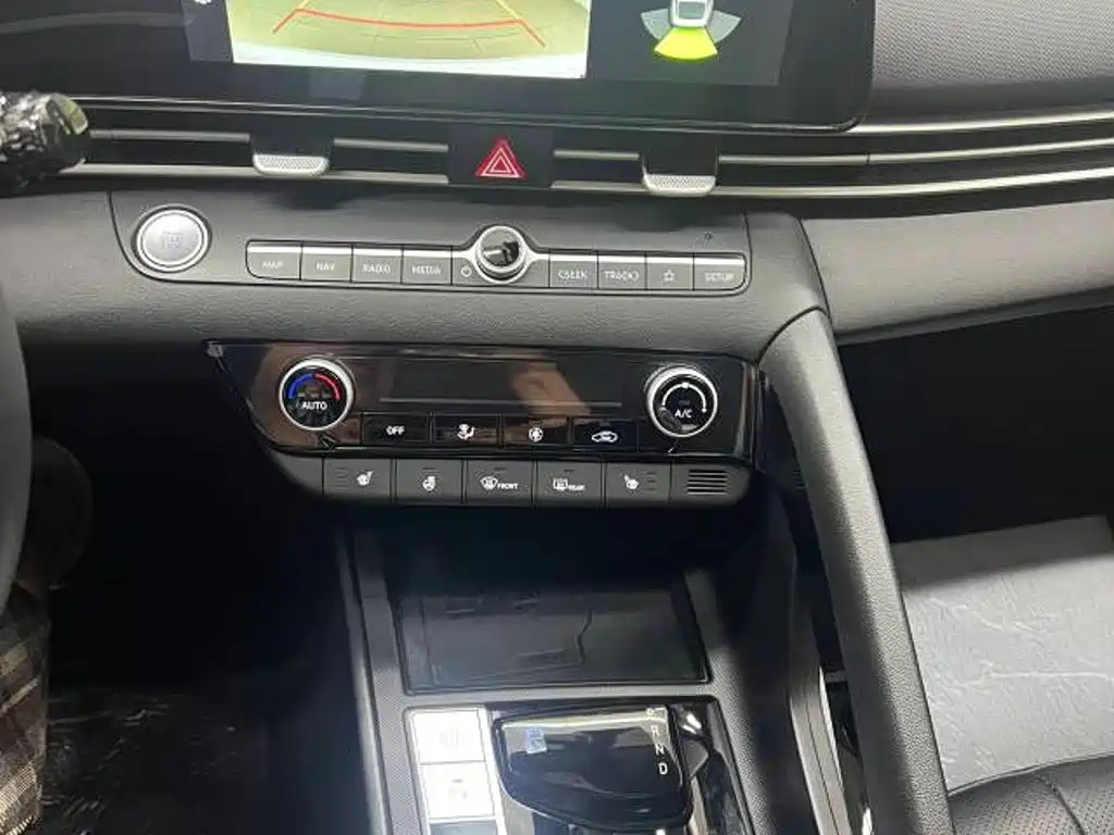 Hyundai Elantra 2023 — фото 12