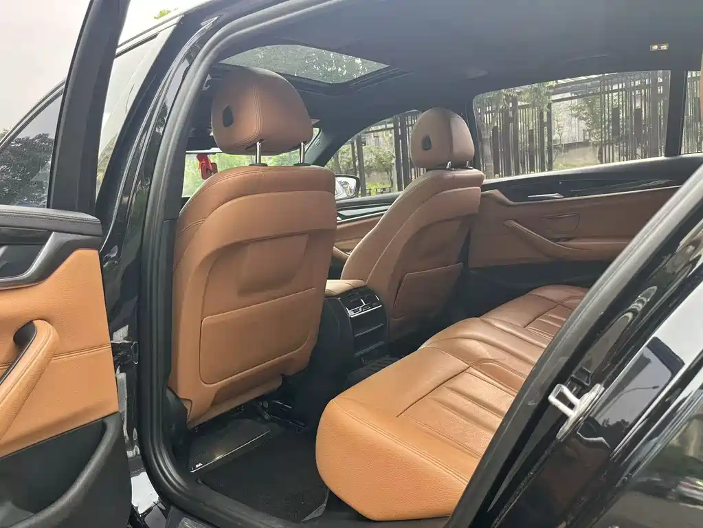 BMW 5 Series 2019 — фото 14