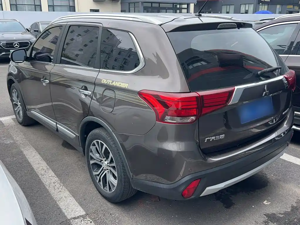 Mitsubishi Outlander 2017 — фото 11