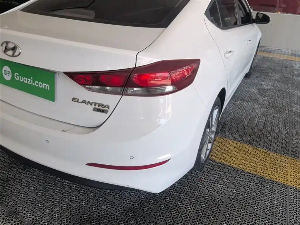 Hyundai Elantra 2017 — фото 8