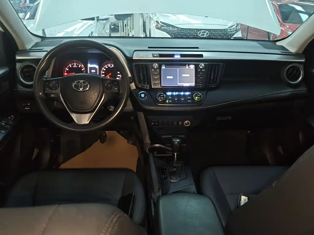 Toyota RAV4 2019 — фото 10