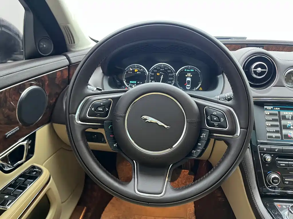 Jaguar XJ 2015 — фото 17