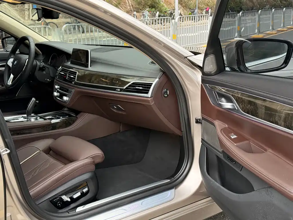 BMW 7 Series 2018 — фото 10