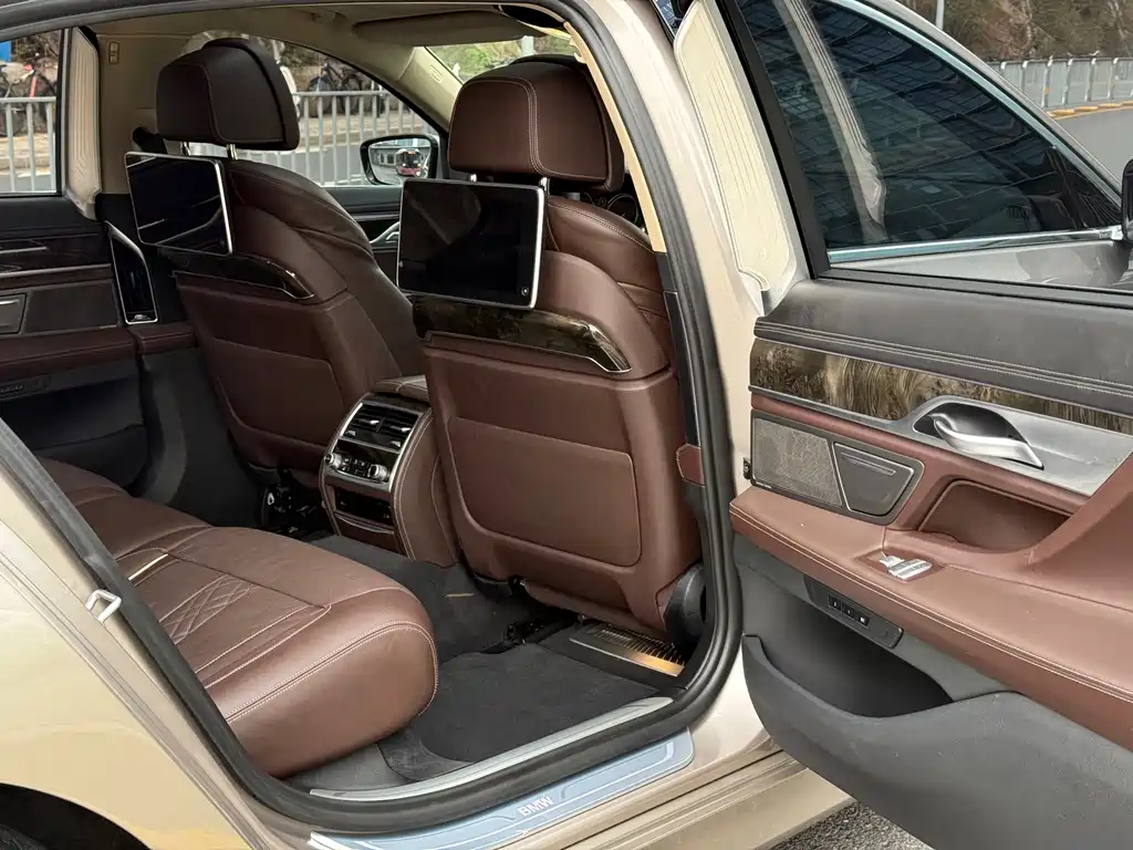 BMW 7 Series 2018 — фото 11