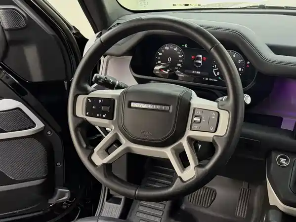 Land Rover Defender 2023