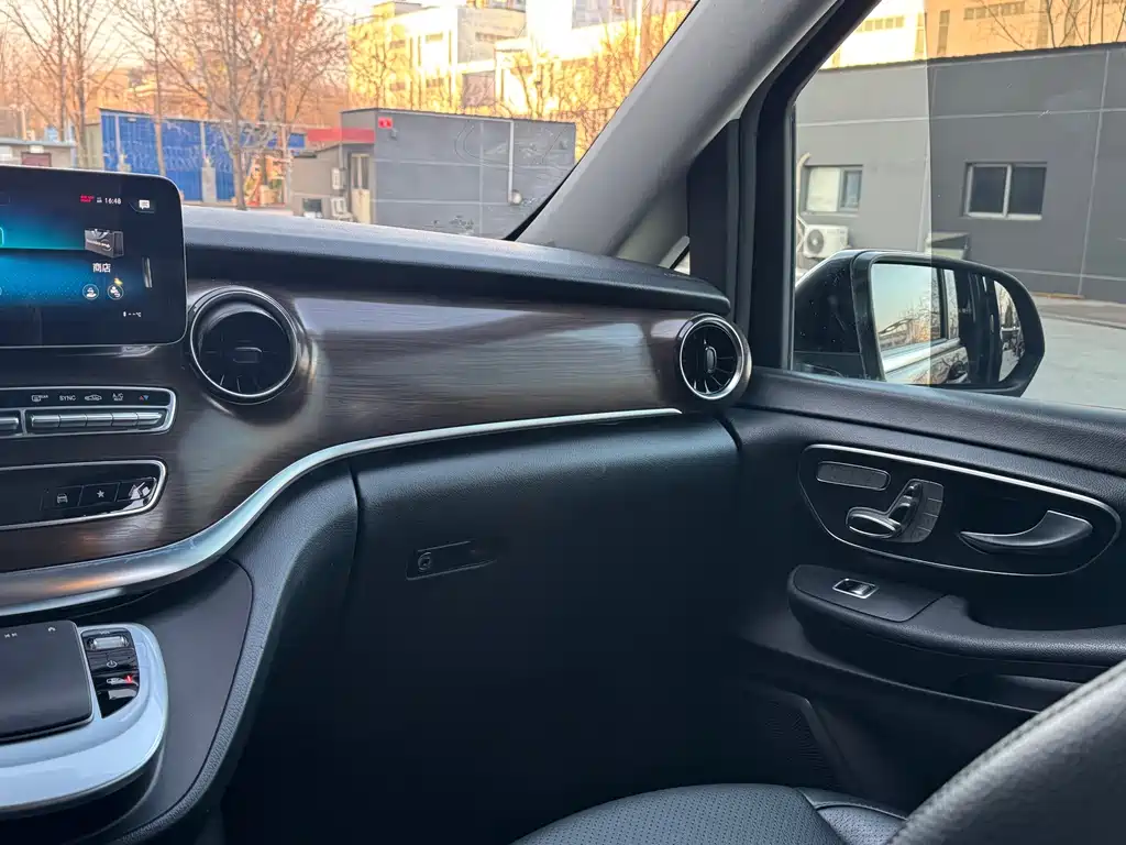 Mercedes-Benz V-Class 2022 — фото 24