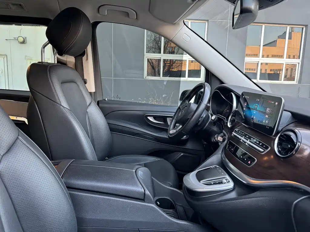 Mercedes-Benz V-Class 2022 — фото 19