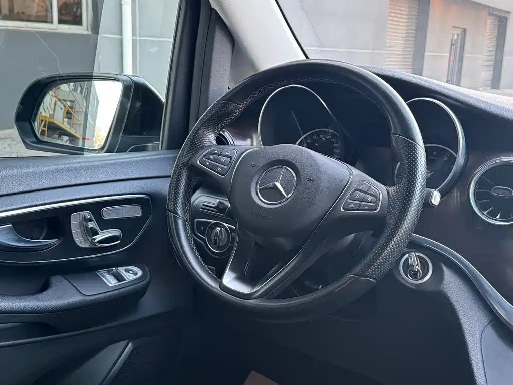 Mercedes-Benz V-Class 2022 — фото 26