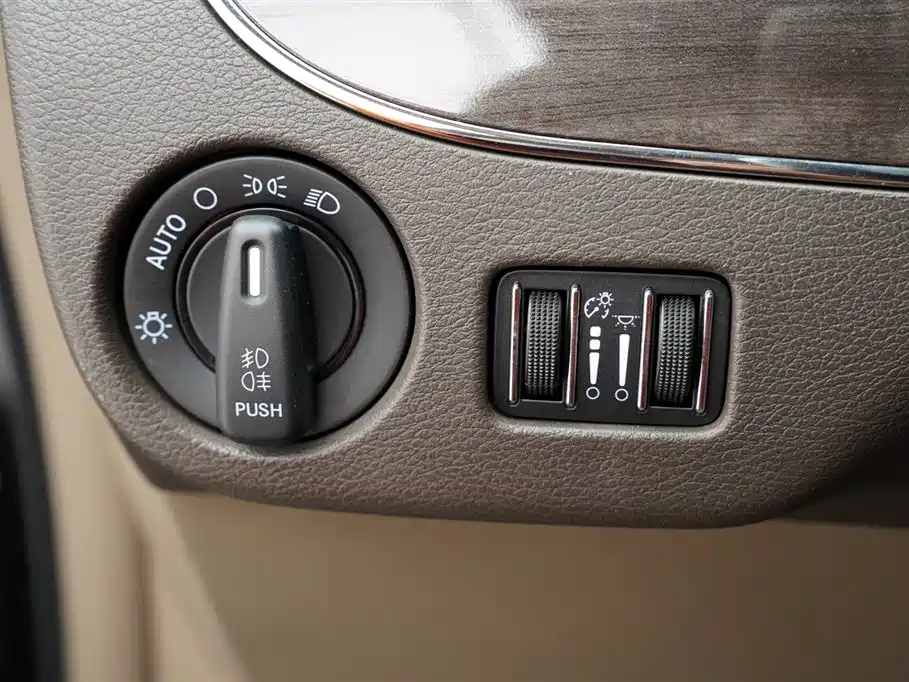 Chrysler Grand Voyager 2017 — фото 12