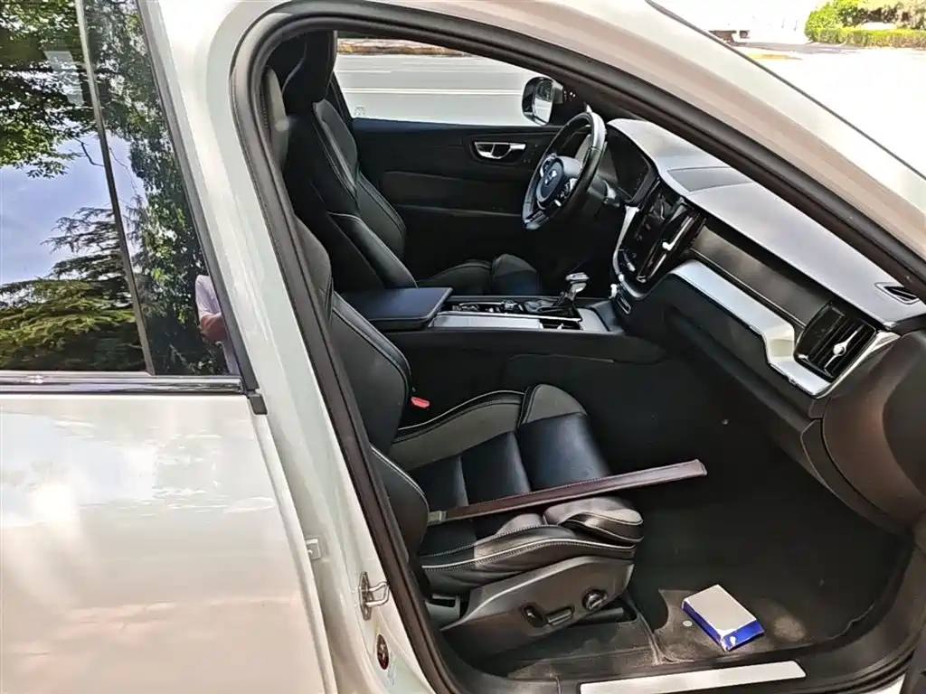 Volvo XC60 2021 — фото 25
