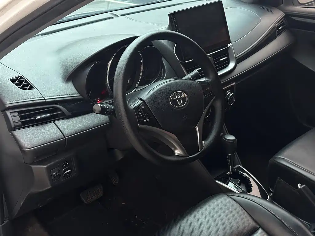 Toyota Yaris L 2022 — фото 7