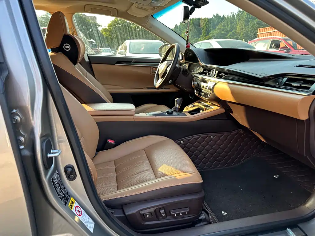 Lexus ES 2018 — фото 12