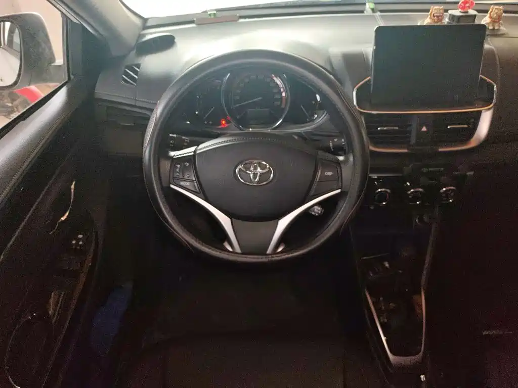 Toyota Yaris L 2022