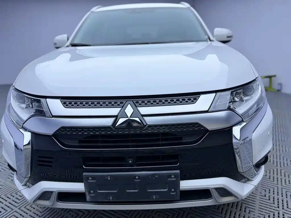 Mitsubishi Outlander 2022 — фото 2