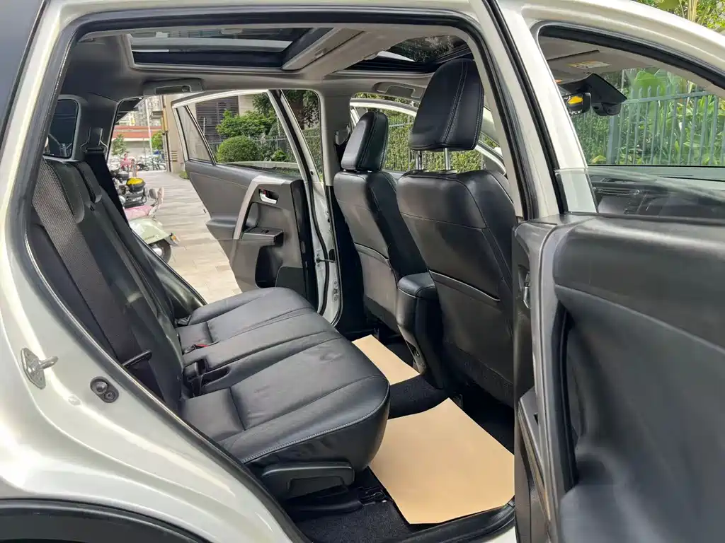Toyota RAV4 2016 — фото 9