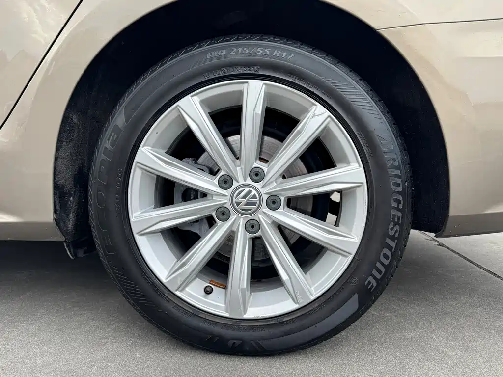 Volkswagen Passat 2017 — фото 12
