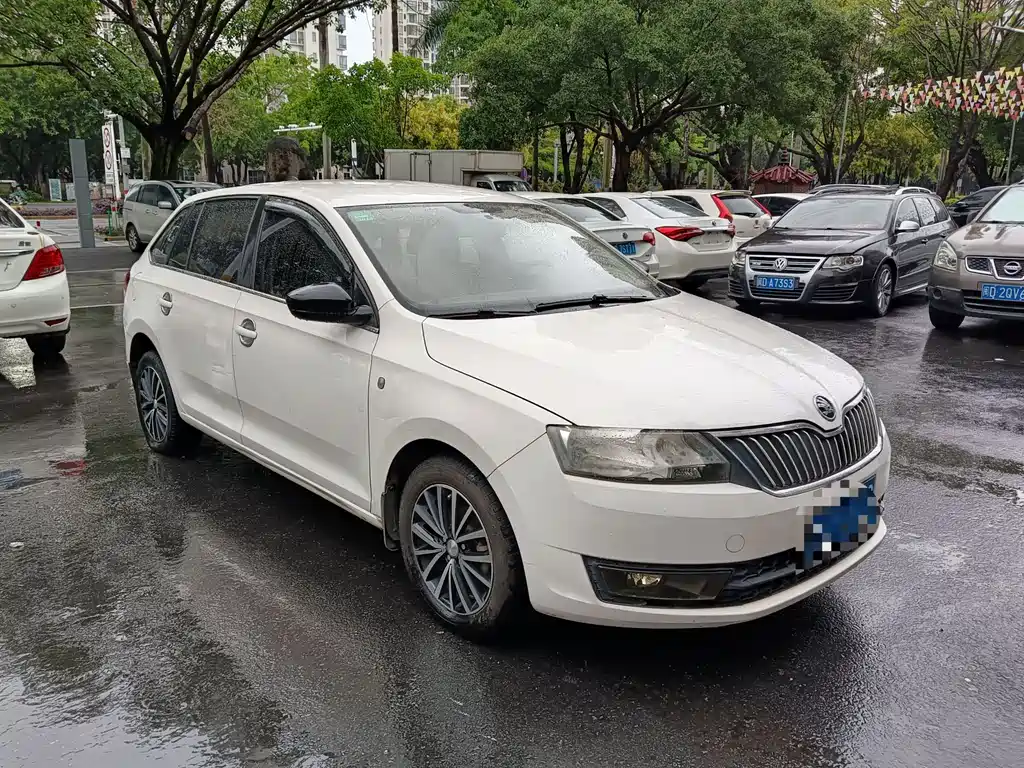 Skoda Rapid Spaceback 2014 — фото 3