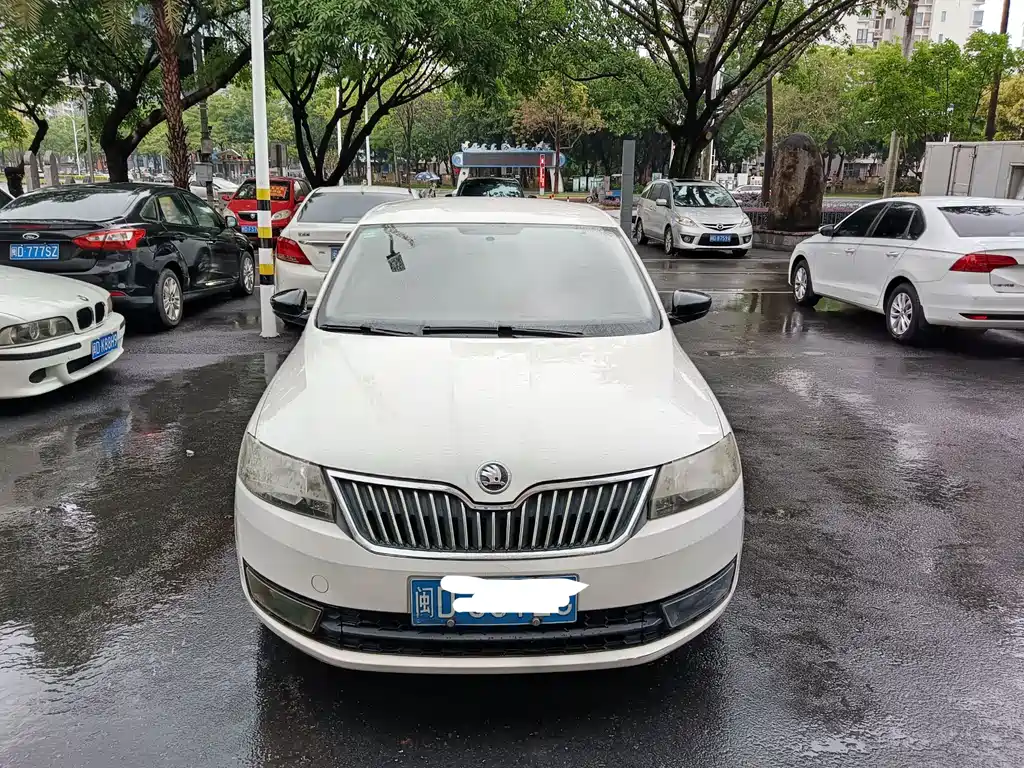 Skoda Rapid Spaceback 2014 — фото 2