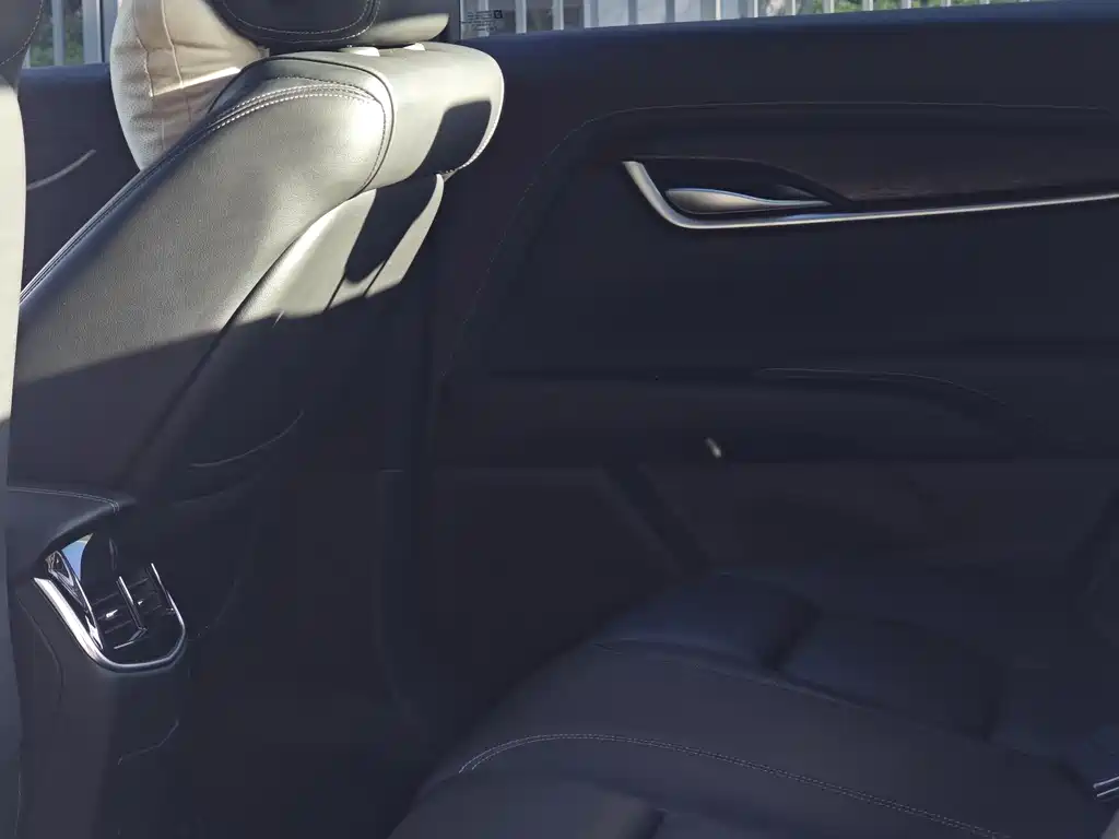 Cadillac XTS 2018 — фото 16
