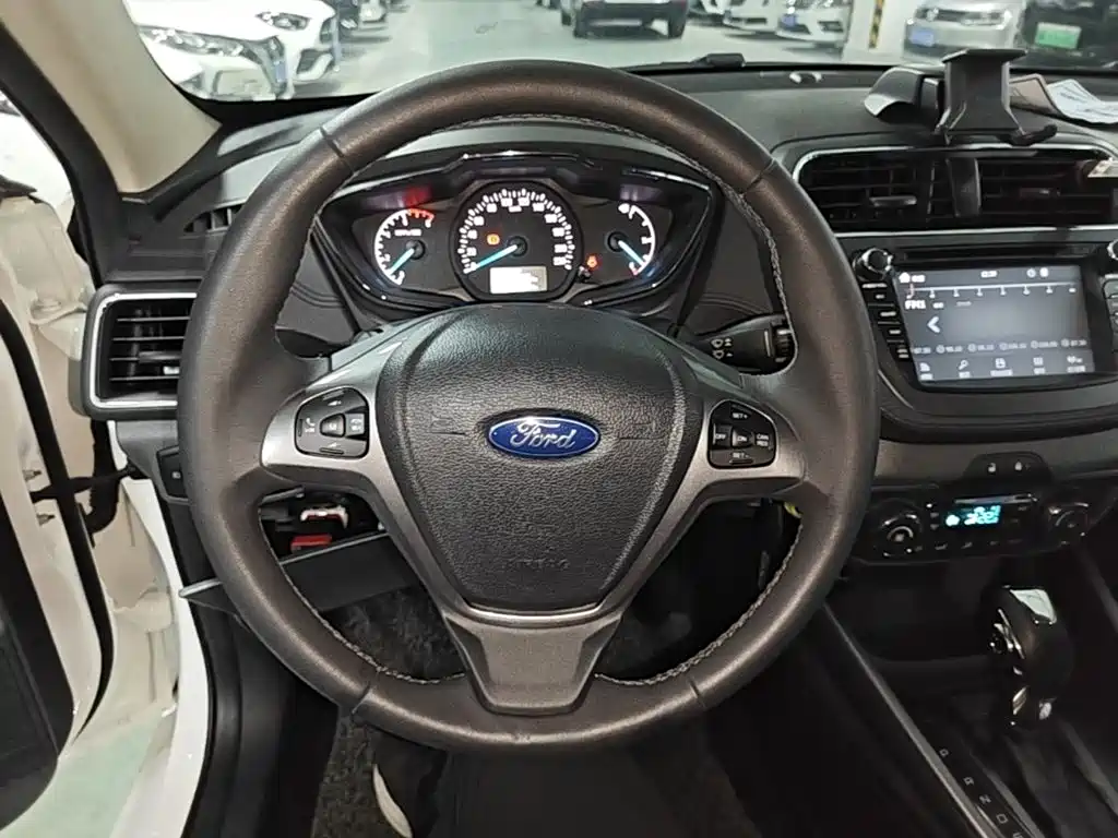 Ford Escort 2015 — фото 11