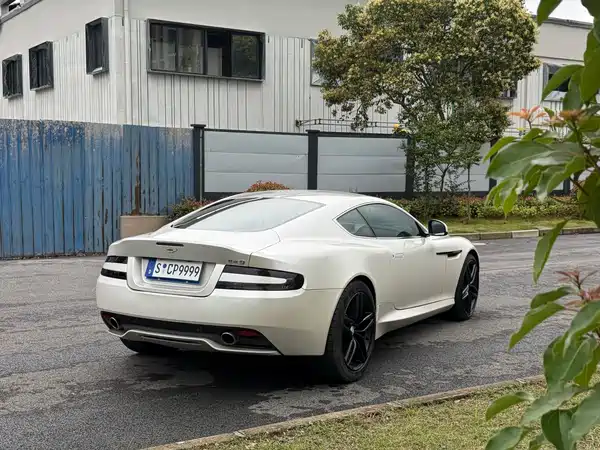 Aston Martin DB9 2015