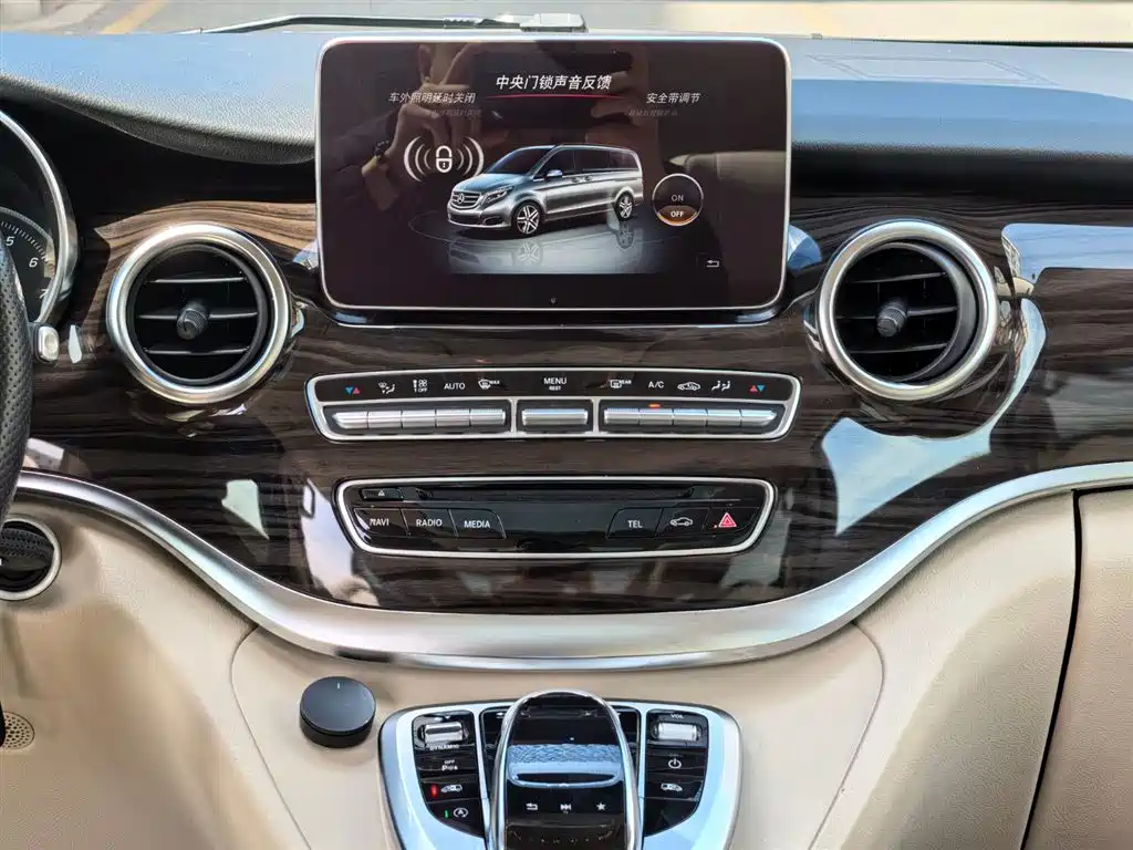 Mercedes-Benz V-Class 2020 — фото 13