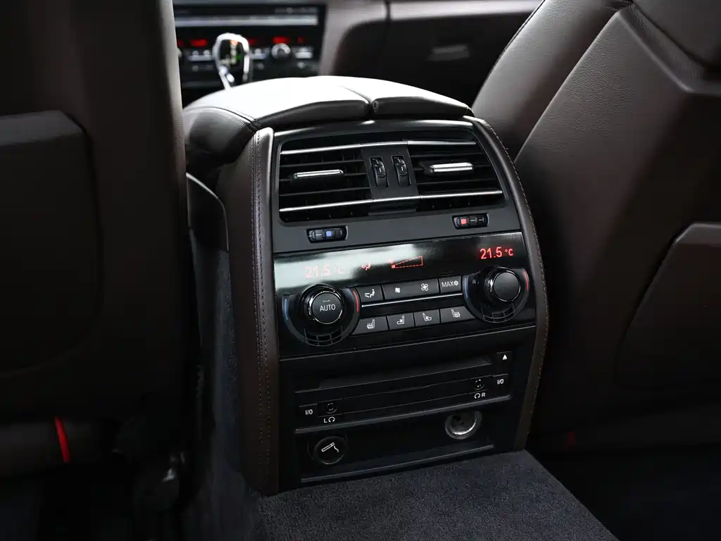 BMW 7 Series 2010 — фото 17