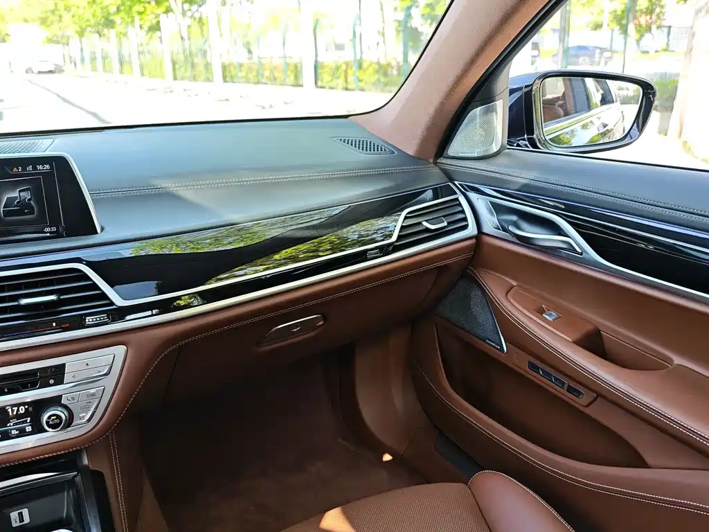 BMW 7 Series 2016 — фото 26