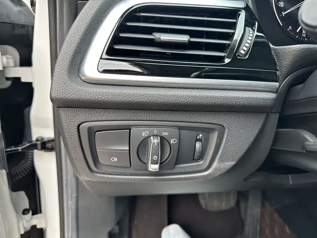 BMW 1 Series 2022 — фото 16