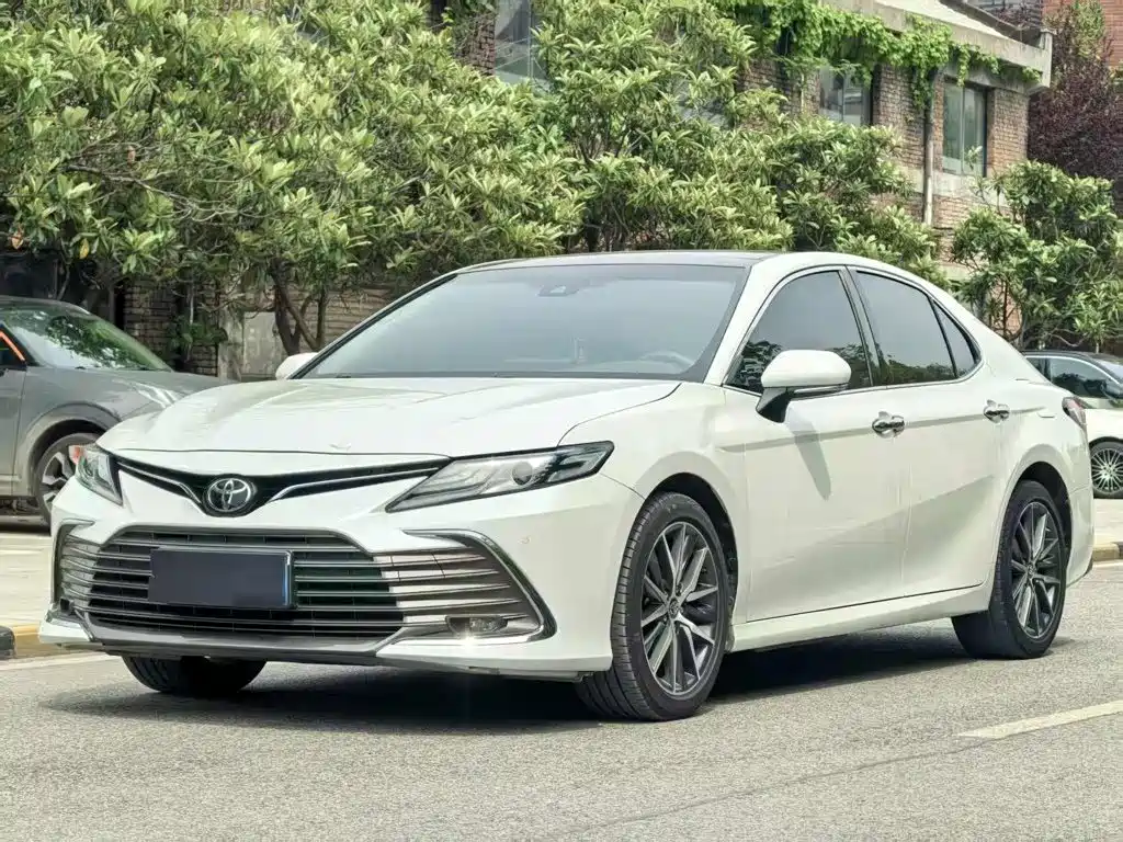 Toyota Camry 2022 — фото 1