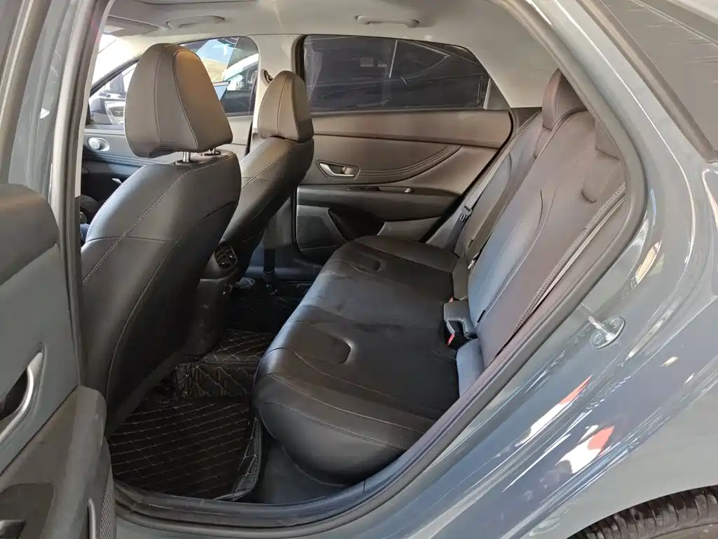 Hyundai Elantra 2023 — фото 17