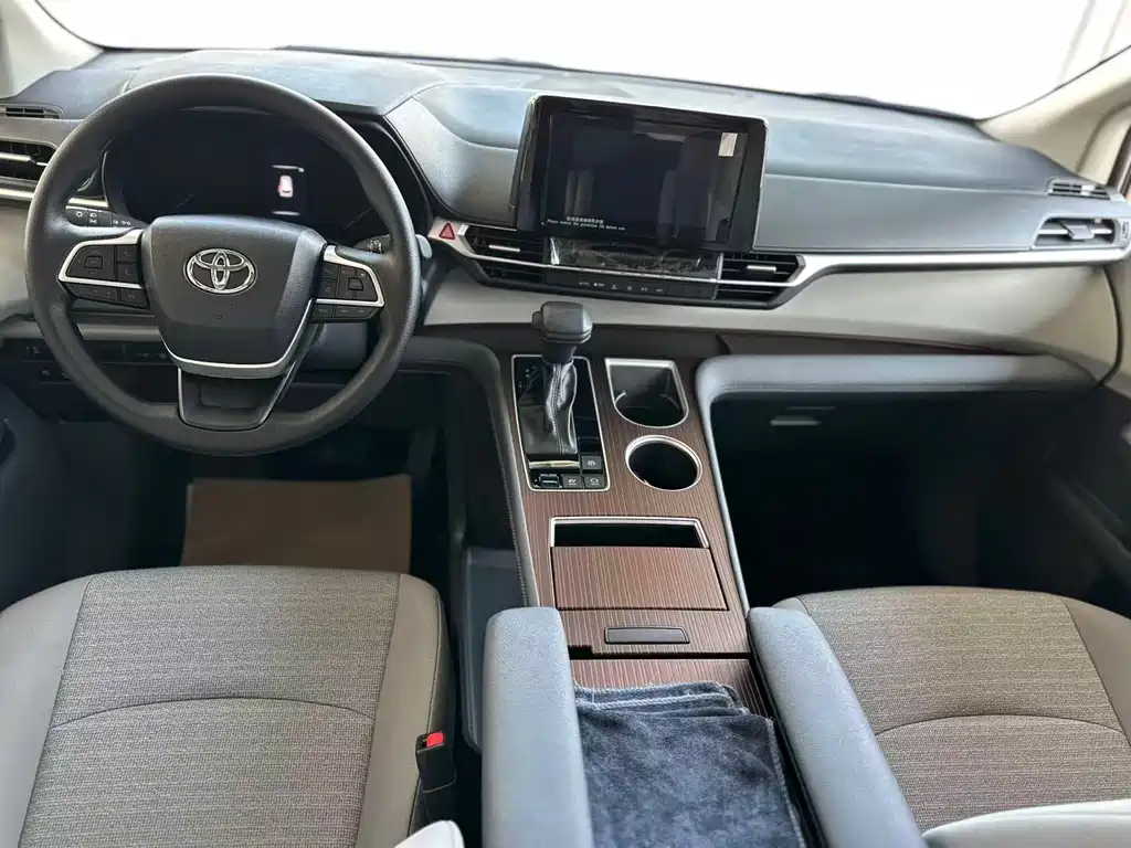 Toyota Sienna 2023 — фото 12