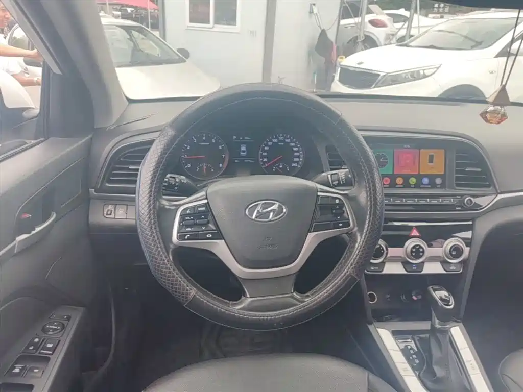Hyundai Elantra 2019 — фото 11
