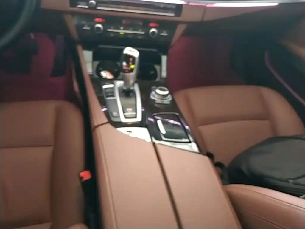BMW 5 Series 2015 — фото 14