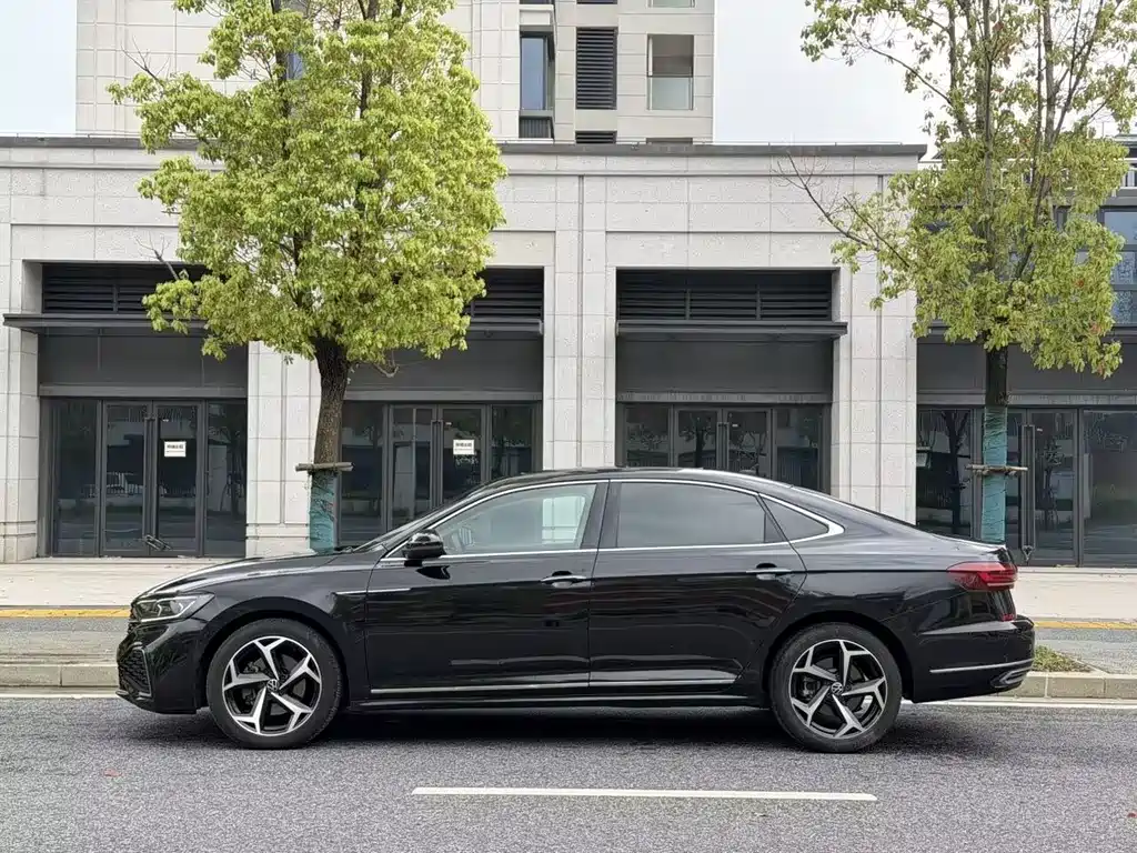 Volkswagen Passat 2023 — фото 4